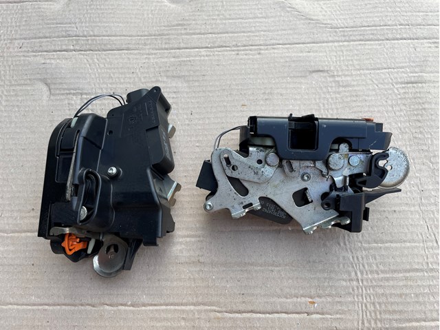 MERCEDES 6397300435 Замок двери боковой сдвижной правой в наличии Сумы