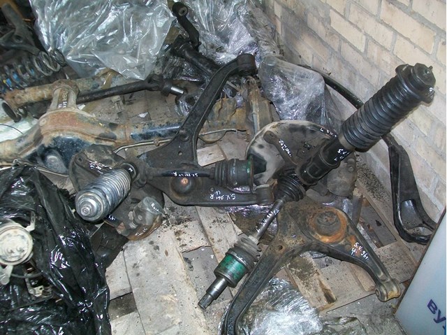Нижний правый рычаг передней подвески 4520060851 SUZUKI
