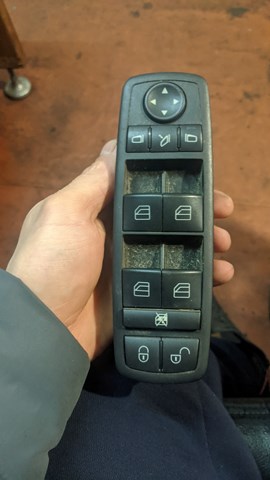 Кнопочный блок управления стеклоподъемником передний левый A1698206710