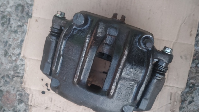 Суппорт тормозной передний правый 411119C125 NISSAN