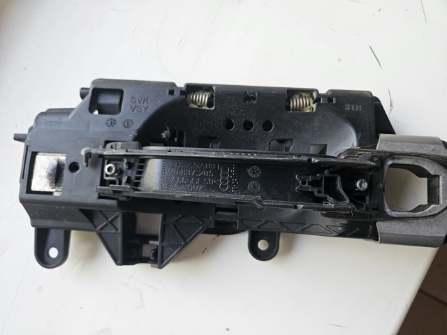 Держатель наружной ручки двери, передней левой 8W01837811A VAG
