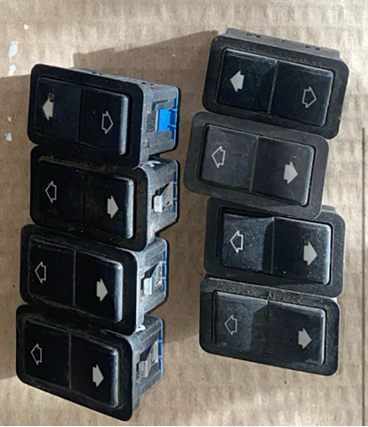 Кнопка стеклоподъемника передняя правая 61318352148 BMW