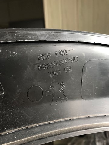 Молдинг арки колеса заднего, левый 98257367XT PEUGEOT
