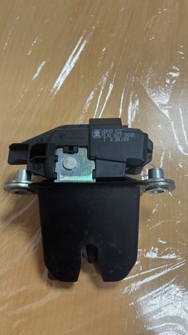 Замок и ручка двери задка 5J0827501B VAG