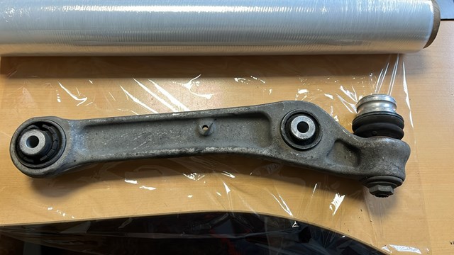 Правый рычаг передней нижней подвески 8W0407156A VAG