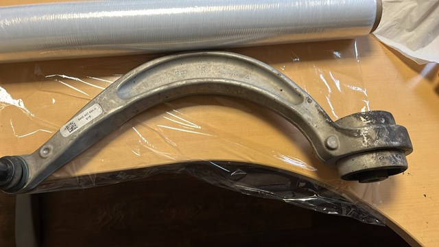 Правый рычаг передней нижней подвески 8W0407696A VAG