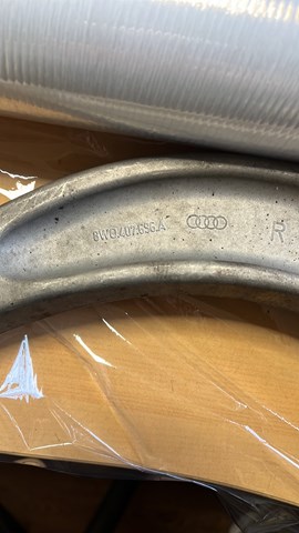 8W0407696A Нижний рычаг купить Тернополь