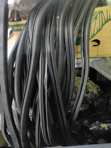 Уплотнитель двери передней, на (кузове) 5056306AA CHRYSLER