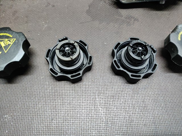 CHRYSLER 68249136AA Крышка расширительного бачка в наличии Каменское