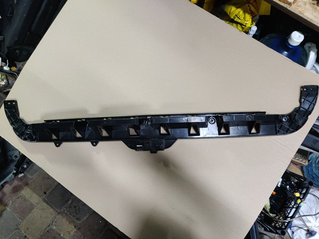 Кронштейн бампера заднего, центральный 68287855AA CHRYSLER