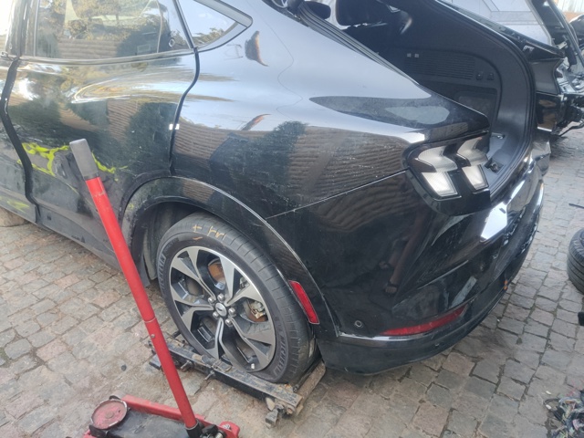 Стекло кузова/багажного отсека, левое LJ8Z5829727A FORD