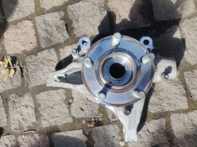 Ступицы передних колес LJ9C2C300A4E FORD
