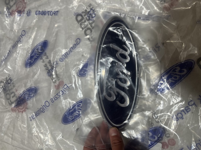 Эмблема решетки радиатора 4L3415402A16AC FORD