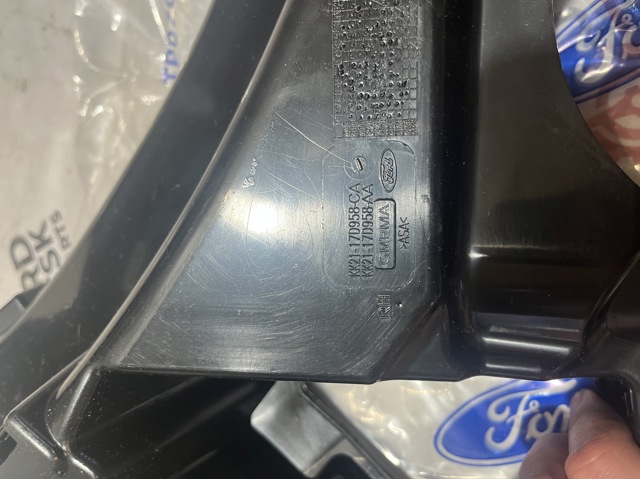 Кронштейн бампера переднего, правый KK2117D958AA FORD