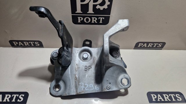 Кронштейн подушки (опоры) двигателя, левой 1230425010 TOYOTA