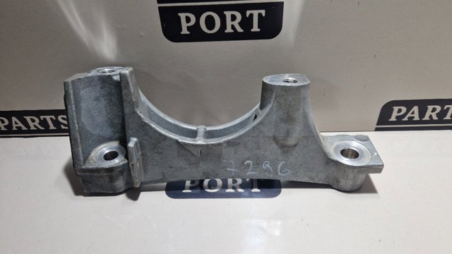 Кронштейн подушки (опоры) двигателя, правой 12341F0010 TOYOTA