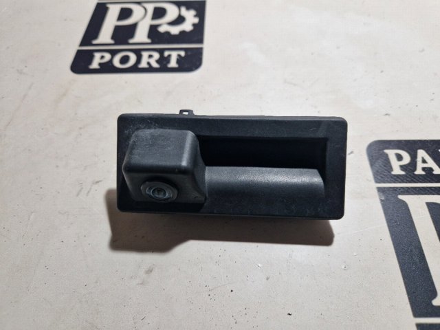 Кнопка привода замка третей/пятой двери 3V0827566L VAG