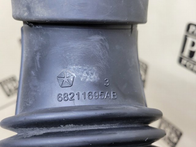 CHRYSLER 68211695AB Патрубок воздушный, выход воздушного фильтра в наличии Чернигов