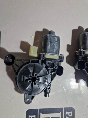 Мотор стеклоподъемника двери задней, левой 8W0959811 VAG