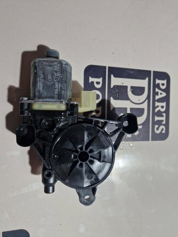 Моторчик стеклоподъемника двери задней, правой 8W0959812 VAG