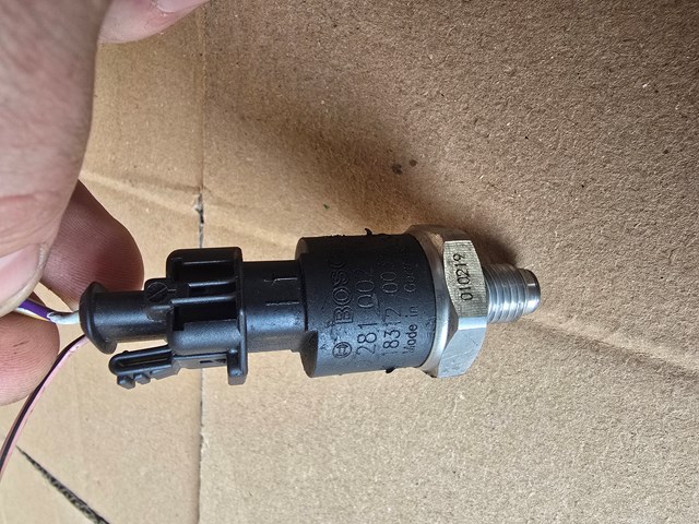 Датчик давления топлива 0281002405 BOSCH