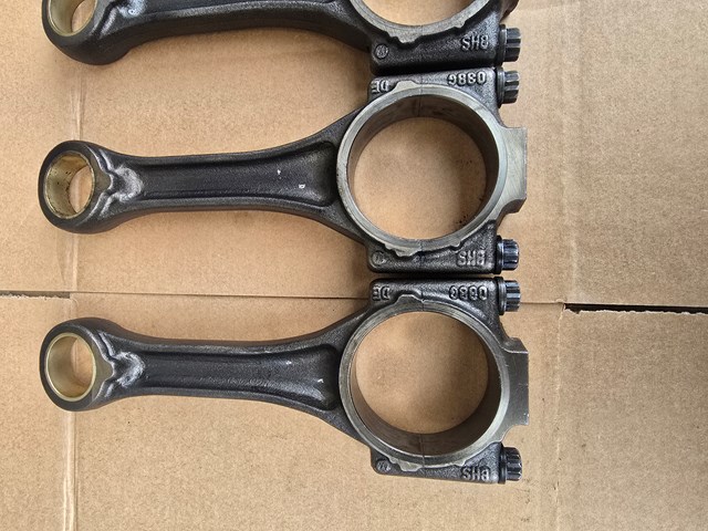 Шатун двигателя 038105401G VAG