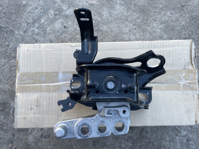 Правая опора двигателя 12305F0150 TOYOTA