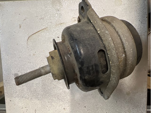 Подушка (опора) двигателя лев./прав. 7L6199131A VAG