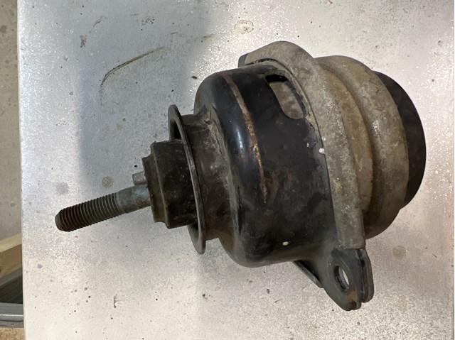 Подушка (опора) двигателя, левая/правая 7L6199131C VAG