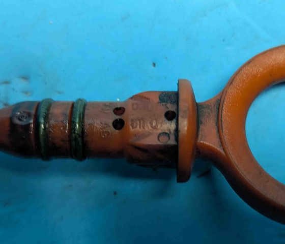 03G115611Q VAG Щуп (индикатор) уровня масла в двигателе купить в Чернигов