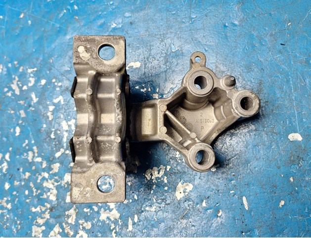112325742R RENAULT Правая подушка двигателя купить в Черновцы
