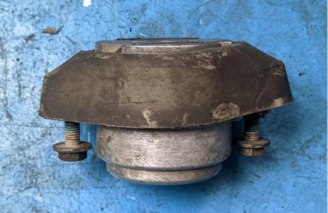 VAG 4B0399151M Подушка коробки передач в наличии Днепр