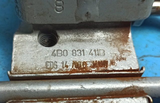 VAG 4B0831411B Петля двери передней левой в наличии Сумы