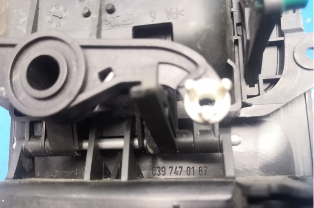 MERCEDES 6397470187 Облицовка внутренней ручки двери задней правой в наличии Житомир