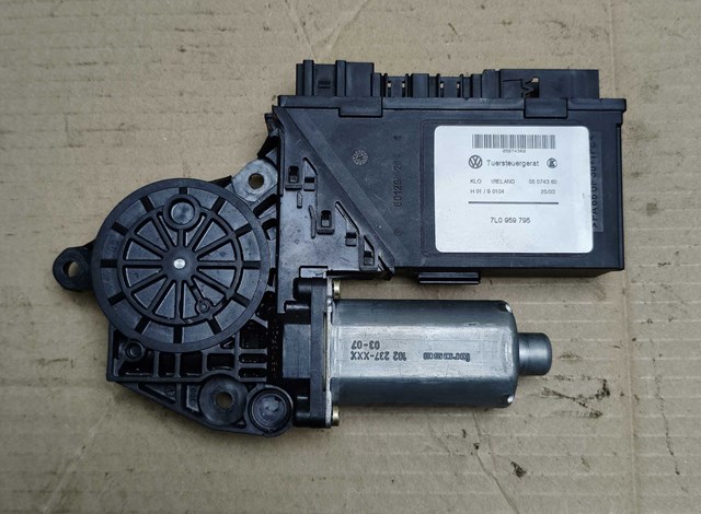 Мотор стеклоподъемника двери задней, левой 7L0959795 VAG
