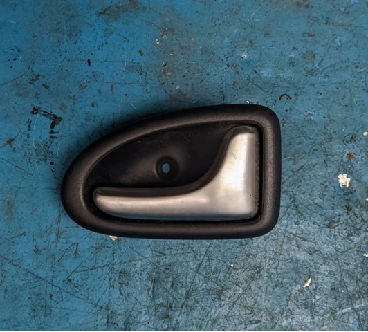 Ручка правой передней двери 8200028995 RENAULT