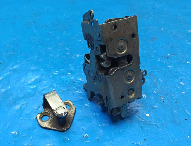 Запор кабины Mercedes Sprinter I 2-t