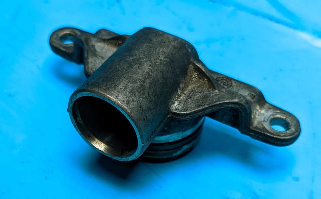 Фланец маслоотделителя системы вентиляции картера A6420100131 MERCEDES