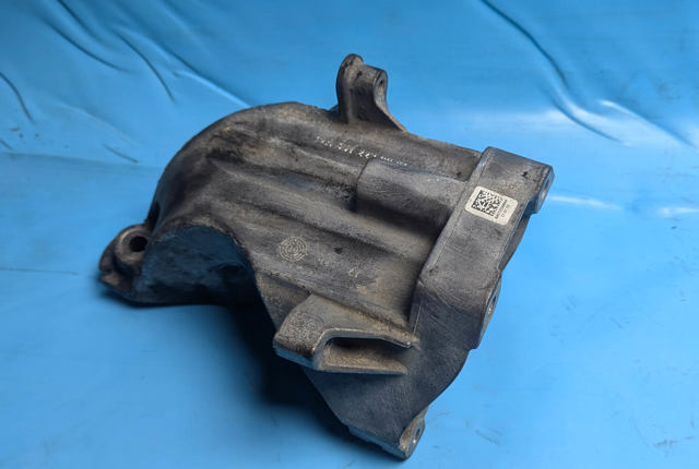 Кронштейн подушки (опоры) двигателя, левой A6512230004 MERCEDES