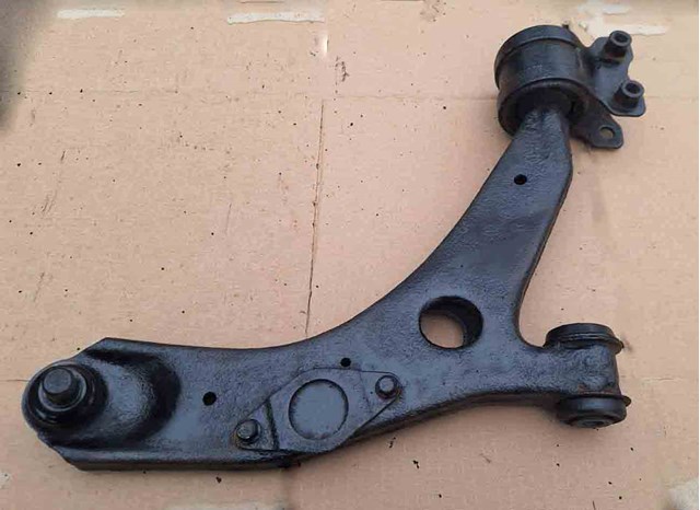 Рычаг передней подвески нижний, правый Мазда 3