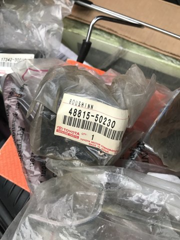 Резинка заднего стабилизатора 4881550230 TOYOTA