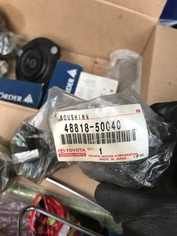 Опора стабилизатора 4881850040 TOYOTA