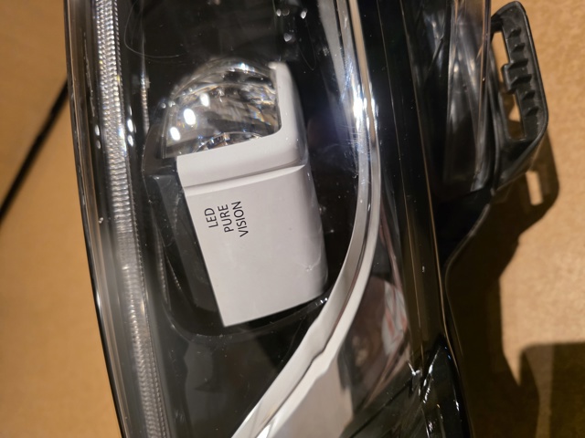 260100184R RENAULT Фара правая купить в Ирпень