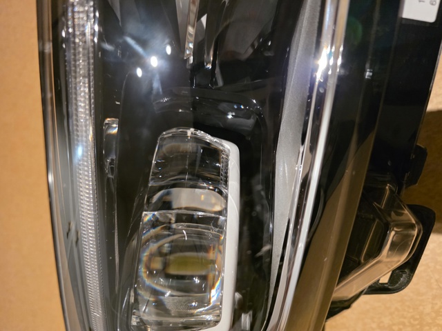 260100184R RENAULT Правая фара купить в Львов