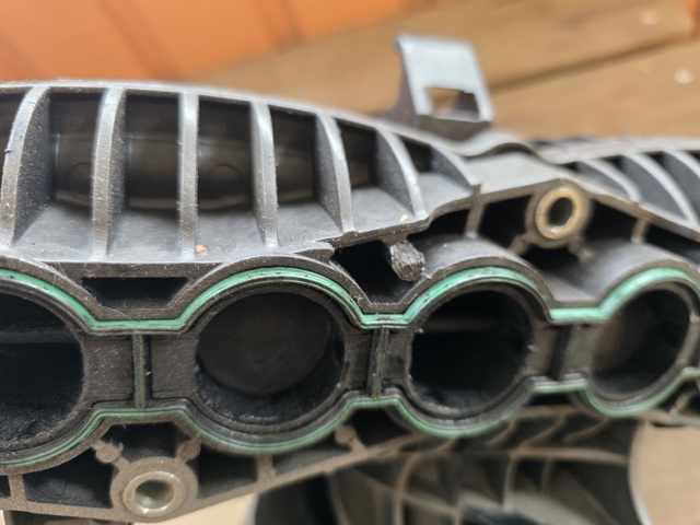 VOLVO 31431955 Впускной коллектор в наличии Украина
