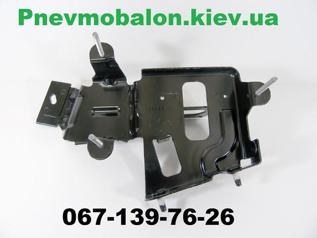 Кронштейн компрессора кондиционера A1663200143 MERCEDES
