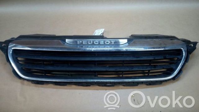 Накладка (рамка) решетки радиатора 1612201780 PEUGEOT