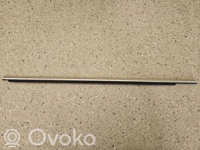 MERCEDES 1667250265 Уплотнитель стекла двери передней правой внешний (планка) в наличии Тернополь
