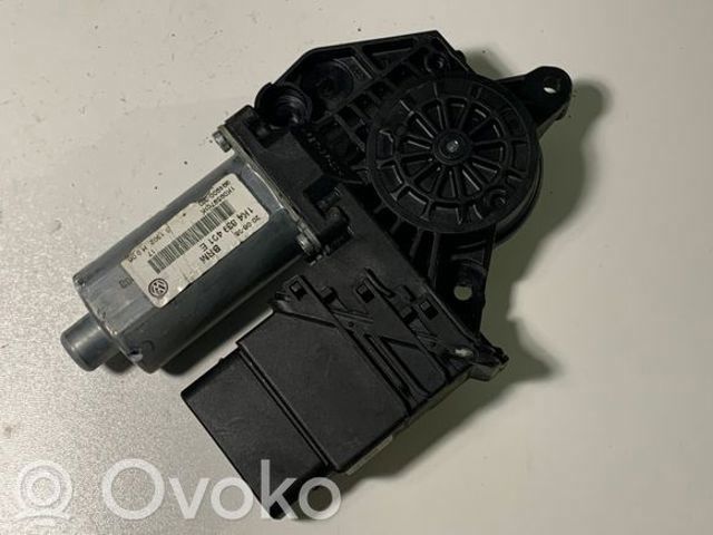 Моторчик стеклоподъемника двери задней, левой 1K0959703K VAG