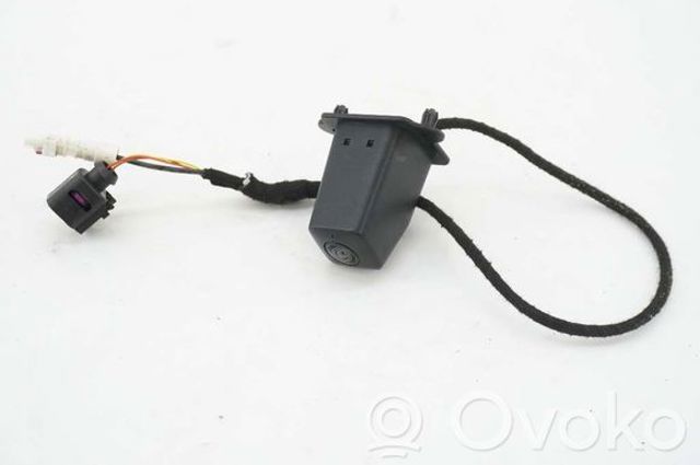Камера заднего вида 2H6980121 VAG